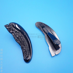 Pince à cravate en métal tête d'alien, couleur nickel noir, design 3D en relief, accessoire de tenue formelle - Product Image 2