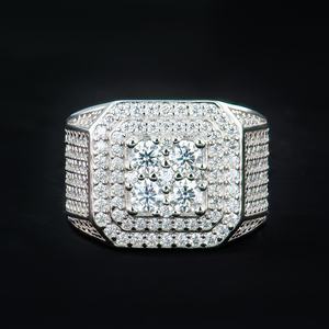 แหวนเงินแท้ 925 ทรงสี่เหลี่ยม ประดับเพชรโมอิสซาไนต์ DEF VVS1 ฝังแบบ Prong Setting รับรองโดยผู้เชี่ยวชาญ แหวนคลาสสิก ดีไซน์สวยงาม สำหรับทั้งชายและหญิง - Product Image 1