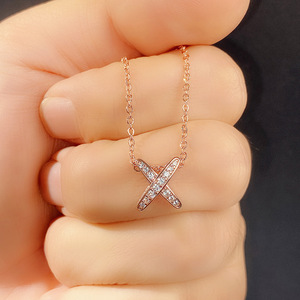 Collana con Pendente a X in Oro Rosa e Diamanti, Design Minimalista per Uso Quotidiano Femminile, Taglio Baguette, Colore G Naturale - Product Image 1