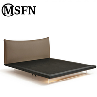 Lit flottant moderne avec tête de lit incurvée et rembourrée, revêtement en microfibre et base en acrylique pour mobilier de chambre d'hôtel ou de villa