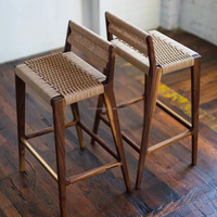 Tabouret de bar contemporain en bois massif tressé à la main avec dossier bas en cuir et repose-pieds pour bar à domicile ou hôtel