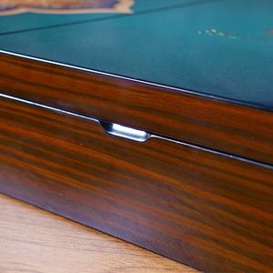 Boîte en MDF en bois avec finition laquée brillante moderne, logo personnalisé de luxe, design unique pour le rangement de bijoux, de chocolat, taille personnalisable - Product Image 4