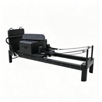 Cama de Pilates Reformer con Riel Exterior de Aluminio Negro y Caja Auxiliar para Ejercicios de Core, Corrección de Postura y Práctica de Fitness