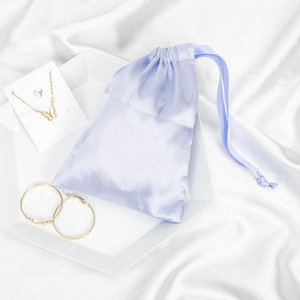 Pochette en satin de soie doux de luxe avec logo personnalisé pour parfum, emballage personnalisé, sac à bijoux avec cordon de serrage - Product Image 3