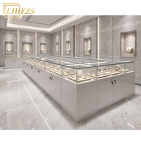 Minimalistische Weiße Glas-Schmuckvitrine Maßgefertigte LED-Vitrine mit Verriegelung für Schmuck