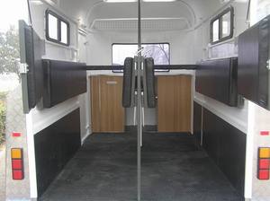 Remolque Equino de Carga Recta para 2 Caballos, Personalizado y de Alta Calidad, con Armario de Almacenamiento para Transporte Estándar Europeo - Product Image 4