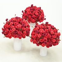 Wijnrode roos kunstmatige bloemengordel bloemstukset volledig handgemaakt bruiloft staande looppadwijzer boeketset binnen