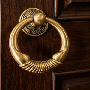 Maniglia a tirante per porta in ottone anticato classico, con anello rotondo intagliato artigianalmente, per showroom di materiali edili e showroom di porte - Product Image 2