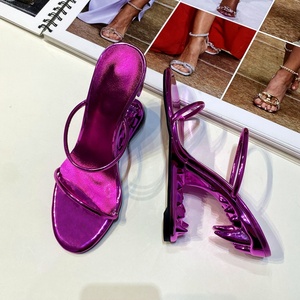 Sandales à talons compensés pour femme, à bout carré ouvert, à forme de dents originales, à bride unique, style mules - Product Image 2