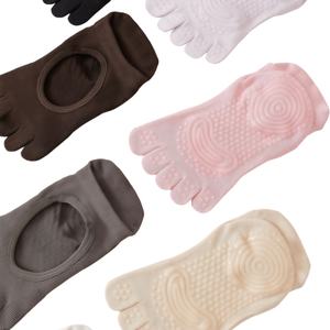Chaussettes de yoga CZFIT personnalisées avec logo, en coton, à cinq doigts, antidérapantes, tricotées à la cheville, vente en gros, chaussettes d'exercice à 5 orteils - Product Image 2