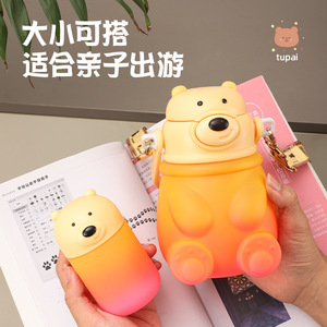 Juego de Botellas de <span class=keywords><strong>Agua</strong></span> de Plástico de Gran Capacidad de 2 Piezas con Diseño de Oso de Dibujos Animados en Color Degradado y Pegatinas 3D para Niños - Product Image 4