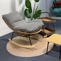Fauteuil à bascule en rotin tressé avec coussin moelleux et tabouret, idéal pour balcon et salon