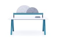 Poste de travail minimaliste pour un seul utilisateur avec cadre en métal bleu et prise de courant intégrée pour bureau moderne