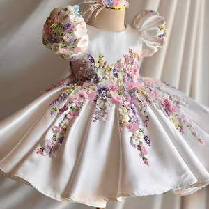 Abito da Bambina di Lusso Fatto a Mano su Misura con Maniche a Sbuffo e Perline Bianche, Elegante Vestito da Cerimonia con Ricami Floreali Fatti a Mano - Product Image 3