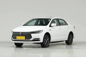BYD Qin EV Blanco, Vehículo Sedán Eléctrico de Nueva Energía con Faros LED y Techo Solar - Product Image 3