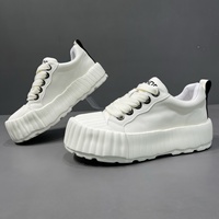 Baskets blanches pour hommes en cuir pleine fleur à semelle épaisse, à talon mi-haut, à lacets, style skate, polyvalentes et décontractées