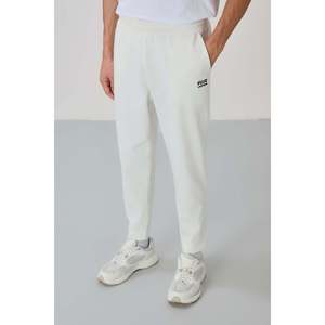 Conjunto Deportivo Ecru de Corte Estándar para Hombre Air Jones, Tela Kral Pike de Poliéster, Viscosa y Elastano, Ropa Deportiva Informal y Cómoda - Product Image 3