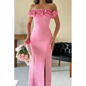 Robe de soirée rose en satin, coupe fourreau, épaules dénudées, taille naturelle - Product Image 2
