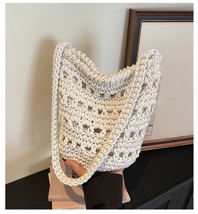 Bolso de Hombro Tipo Cubo de Paja Trenzada Hecho a Mano para Mujer, con Cierre Abierto, Estilo Vacacional - Product Image 2