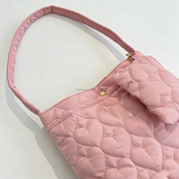 Sac fourre-tout matelassé personnalisé avec pochette à maquillage amovible, sac à bandoulière matelassé en forme de cœur personnalisé pour femmes