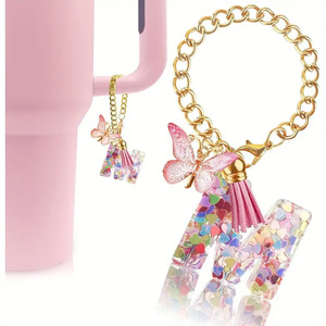 Llavero de epoxi personalizado con inicial, colgante de mariposa, borla, cadena dorada, confeti de corazones coloridos, accesorio para taza - Product Image 4