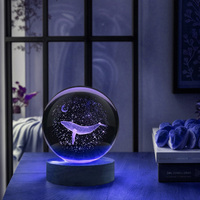 Verre poli moderne 3D gravé au laser lune baleine marche boule de cristal veilleuse LED couleur chaude pour décoration de salle de Noël
