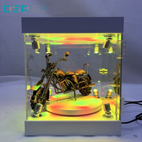 Boîte d'exposition LED pour figurines avec base rotative, fabriquée sur mesure en acrylique par l'usine DSP Vietnam.