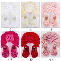 Gorro de bebé para niñas de algodón supersuave al por mayor y conjunto de calcetines florales de alta elasticidad de lujo rosetas turbante conjunto de calcetines para recién nacidos
