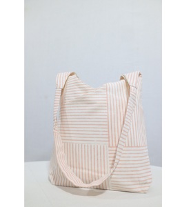 Sac imprimé à la main mettant en valeur l'art textile classique avec un design fonctionnel adapté aux activités quotidiennes, aux voyages et à la conscience - Product Image 1