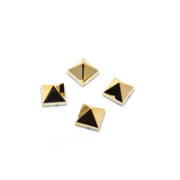 En gros haute qualité mode 7mm or carré forme pyramide en plastique vis à rivets goujons pour sac de vêtement