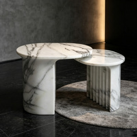 Table basse en marbre Arabescato plissée, design esthétique, forme ovale incurvée, style Wabi Sabi, pour salon