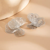 Boucles d'oreilles clous multirangs à rayures creuses en alliage de cuivre, motif fleur, pour femmes, tendance, pour fêtes et tenues de ville, accessoires de mode