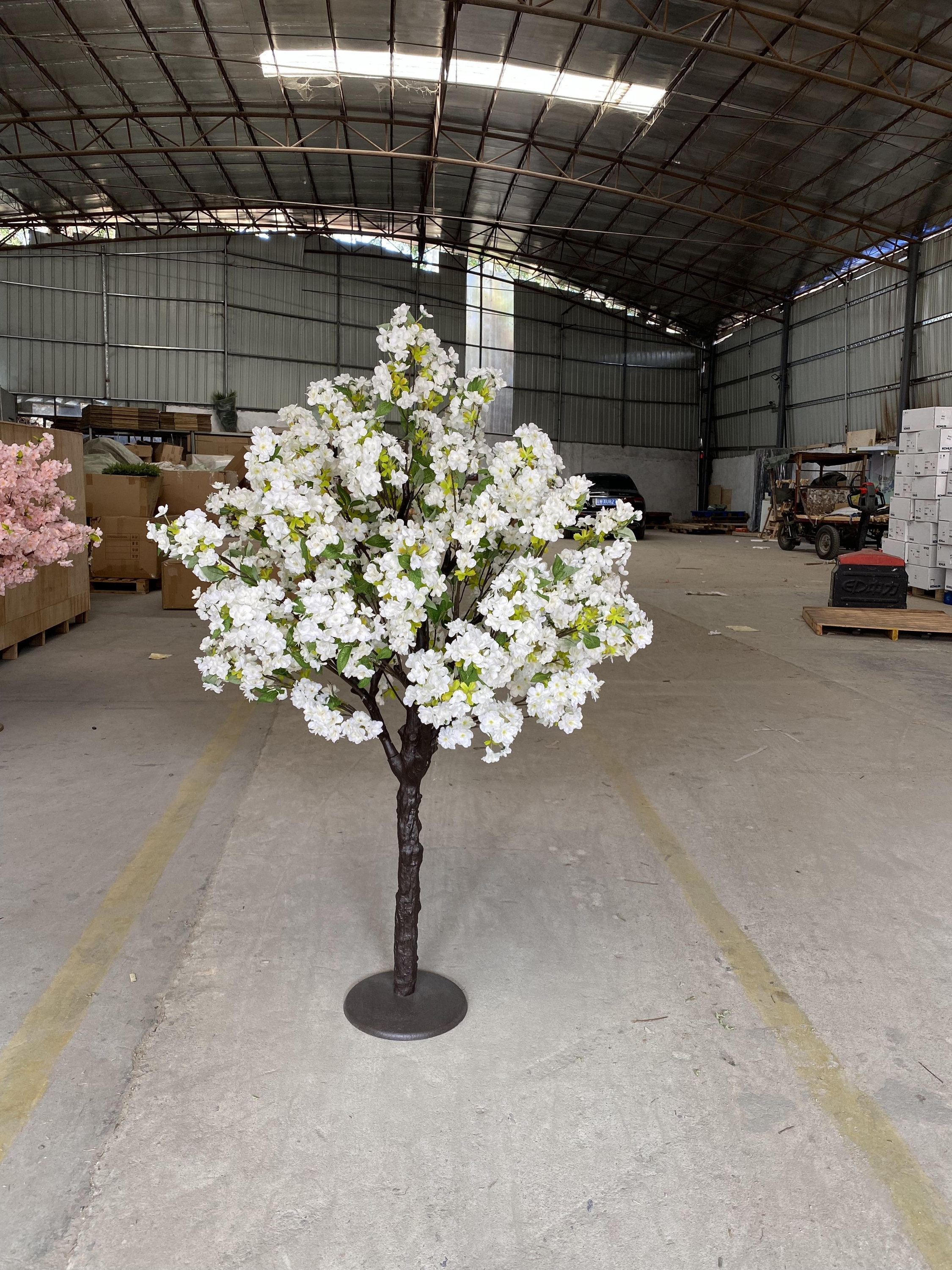 Blanc avec des feuilles vertes