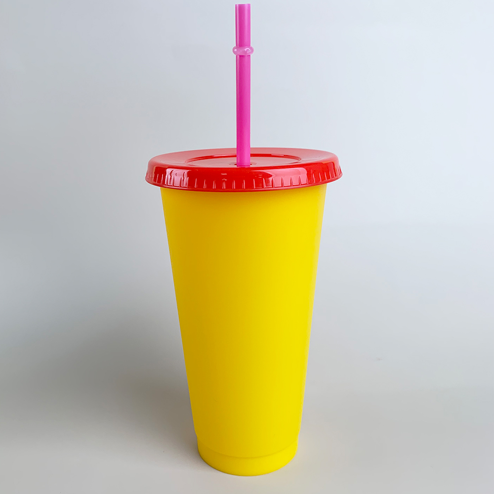 Черные пользовательские многоразовые пластиковые кофейные чашки без бисфенола А, поставщик с крышкой и соломинкой