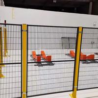 Pagar pengaman robot digunakan dalam desain otomatisasi palletizing robot. Isolasi yang efektif untuk keamanan personel.