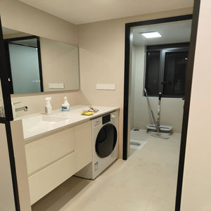 Mobile Bagno Minimalista Bianco Puro da Balcone con <span class=keywords><strong>Specchio</strong></span> Lungo Integrato e Vano Lavatrice, Armadietto Bagno Personalizzato - Product Image 1