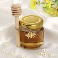 Lot de 30 mini-pots à miel hexagonaux en verre de 45 ml avec cuillère en bois, couvercle à vis doré et pendentif abeille pour mariages et fêtes