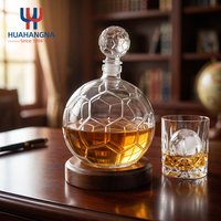 Bouteille à liqueur en verre en forme de ballon de football de 40 oz, cadeau pour bar sportif, carafe à whisky fantaisie de 1200 ml en forme de ballon de football avec base en bois
