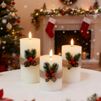 Ensemble de 3 bougies pilier de Noël, bougies LED à rayures verticales avec cône de pin et fleur séchée rouge, décoration de Noël pour la maison et cadeau