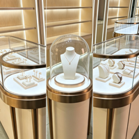 Comptoir de présentation de bijoux en verre incurvé, cadre en métal rose doré, vitrine aux coins arrondis avec éclairage LED chaud intégré, logo personnalisé