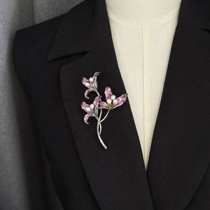 Broche Fleur Vintage en Émail Lys, Plaqué Or Cuivre, Épingle de Revers pour Vêtements Féminins, Bijou Cadeau, Vente en Gros - Product Image 4