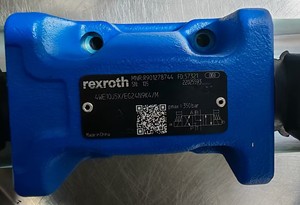 สปูลควบคุมทิศทาง R901278744 4WE10J5X/EG24N9K4/M - Product Image 1