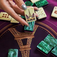 Nouvel ensemble de mahjong américain de luxe personnalisé, prêt à être expédié, avec des tuiles représentant des monuments de Paris, un joker artistique, un dos en marbre vert et des accessoires