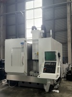 Centre d'usinage vertical CNC 5 axes simultanés avec course de 500 mm pour petits moules