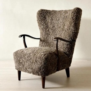 Fauteuil lounge capitonné en peau de mouton et fourrure de mouton, style Mid-Century, fabriqué sur mesure par une menuiserie danoise, avec dossier ailé, garantie 10 ans - Product Image 2