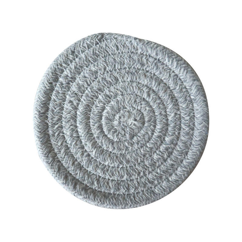 Hilo floral gris claro y blanco.