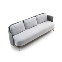 Fauteuil de salon de luxe personnalisé en tissu rembourré, avec accoudoirs en laiton doré, design de créateur