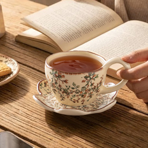 Juego de Taza y Platillo de Cerámica con Diseño Floral Pintado a Mano, Estilo Vintage Europeo Pastoral, para Café o Té de la Tarde - Product Image 5