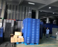Bacs empilables antistatiques Leenol en plastique noir pour le stockage des composants de circuits imprimés en entrepôt