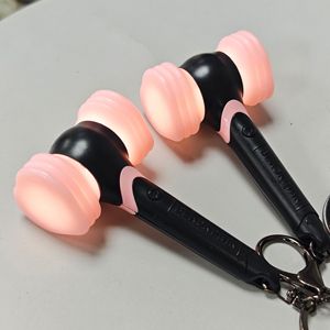 Llavero con Luz LED Edición Especial Pink Hammer, Merchandising para Conciertos de Kpop, Colgante Luminoso, Venta al Por Mayor - Product Image 3